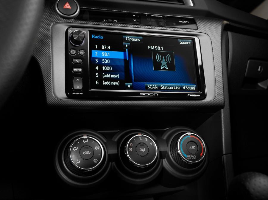 Детали интерьера Scion tC 2015 года  (фото 6 из 6)